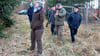  Waldbesitzer Christian von Davier (2. v. r.) erläuterte seinen Gästen im Rahmen einer Waldbefahrung  bei Hasselburg forstliche Maßnahmen, die er ohne aufwändiges Förderprozedere aus eigenen Mitteln gestemmt hat. 