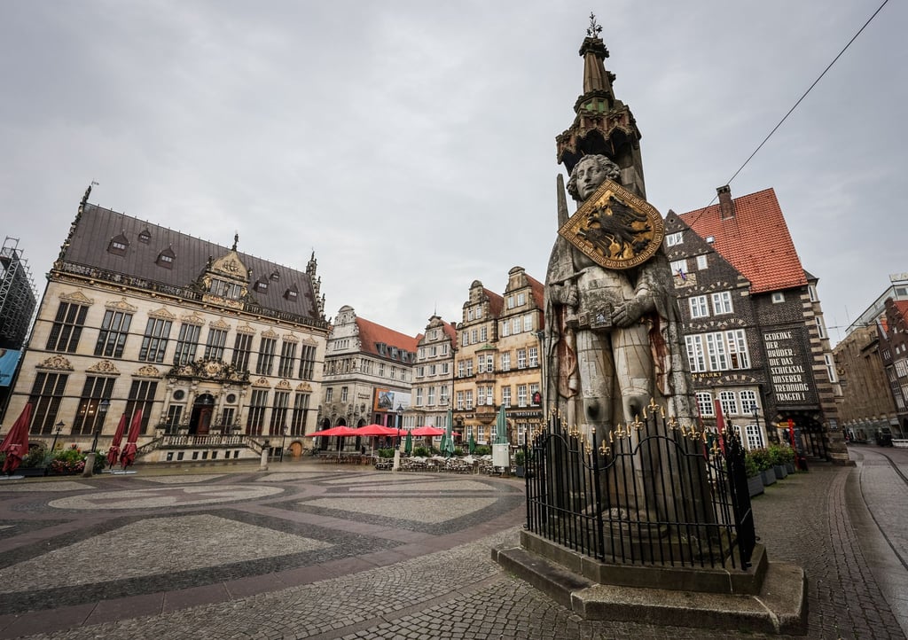 Ein bewölkter Himmel und Regen wartet heute auf Niedersachsen und Bremen (Symbolbild).