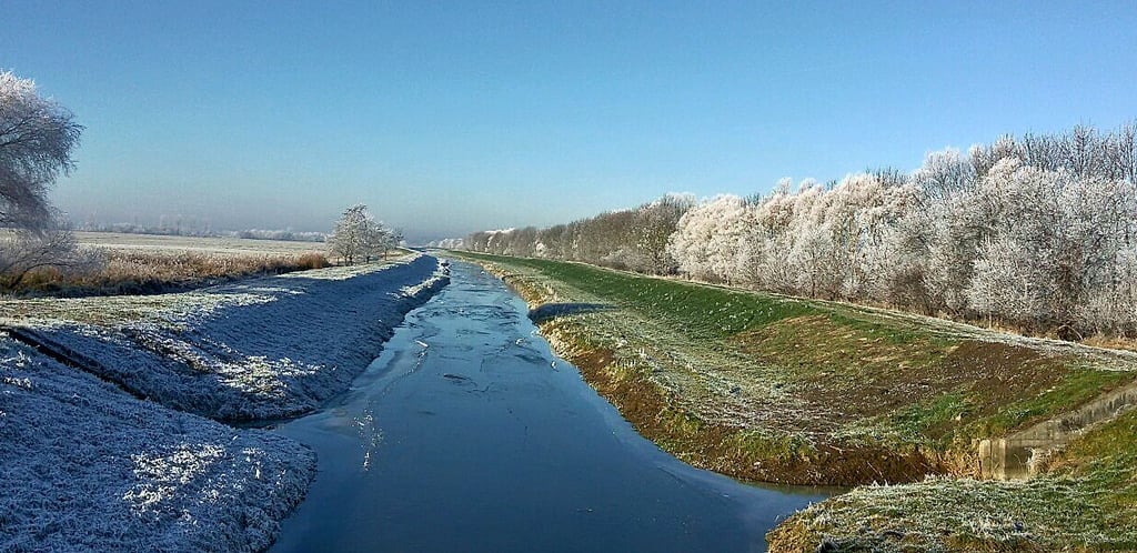 Blick auf das winterliche Große Bruch. Entlang des Großen Graben, der die südliche Begrenzung der Gemarkung Wackersleben bildet, soll ein 214 Hektar großer Solarpark entstehen.