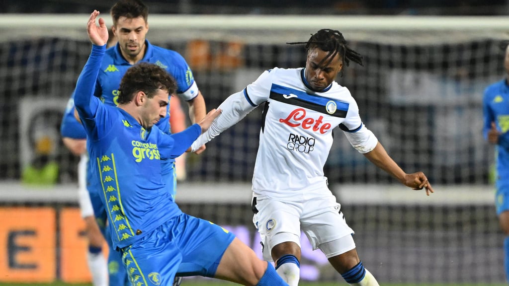 Ademola Lookman (rechts) am Ball für Atalanta Bergamo.