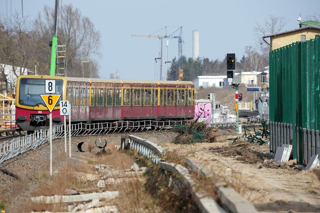 An der Dresdner Bahn wird seit Jahren gebaut - Ende dieses Jahres soll sie fertig sein. (Archivbild)