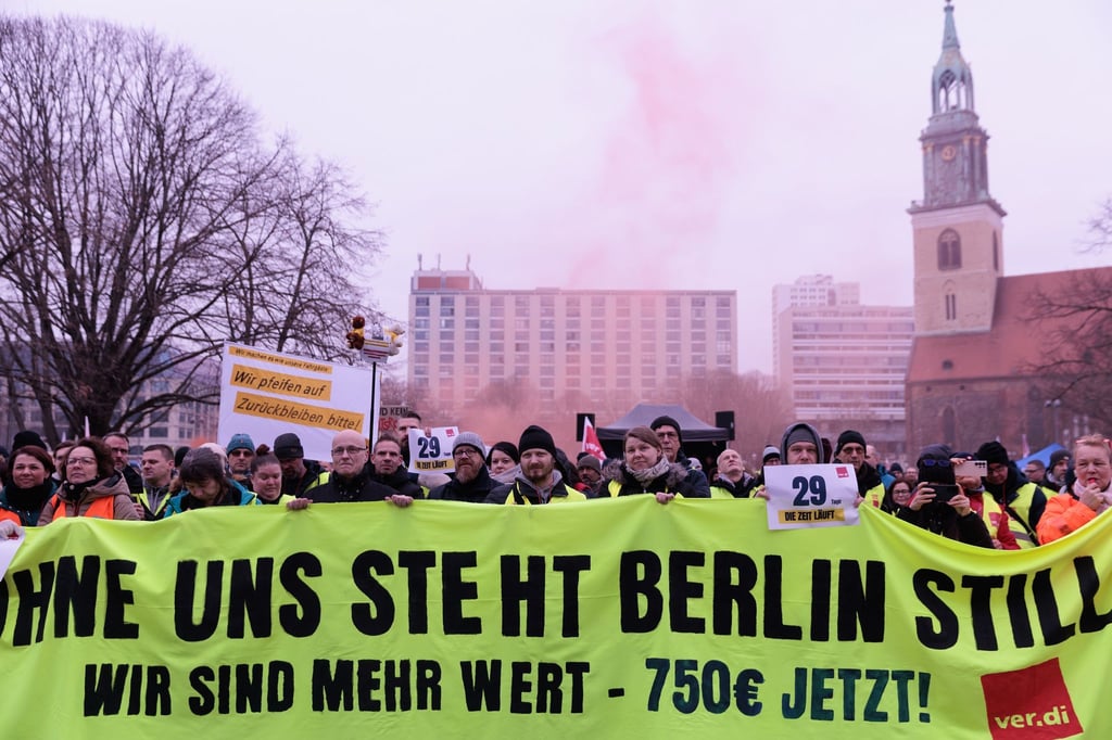 Schon mehrmals im laufenden Tarifstreit mit der BVG hat die Gewerkschaft Verdi den Berliner Nahverkehr weitgehend mit Warnstreiks lahmgelegt. (Archivbild)