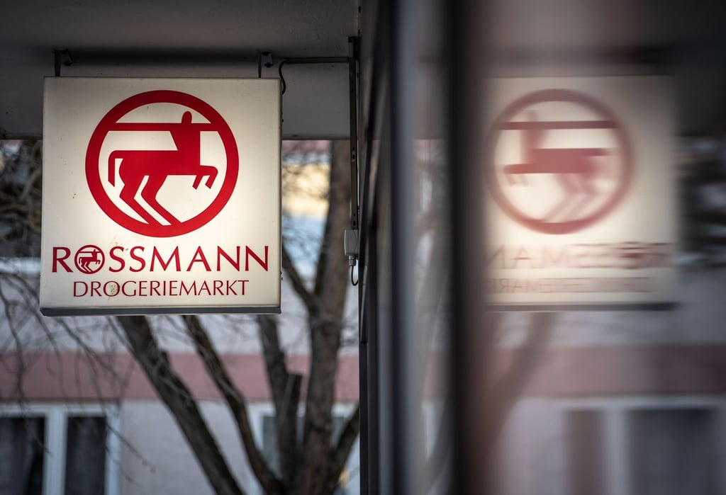Wegen Erstickungsgefahr ruft Rossmann ein Buch für Kleinkinder zurück. (Archivbild)