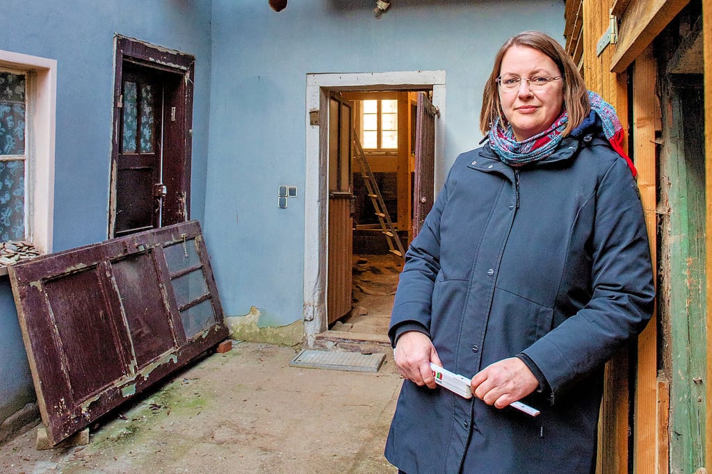 Von der Straßenseite aus macht das neue Häuschen von Norma Henkel und ihrer Familie im Naumburger Domviertel schon einen guten Eindruck. Innen und im Hof (hier zu sehen) ist aber noch viel zu tun.