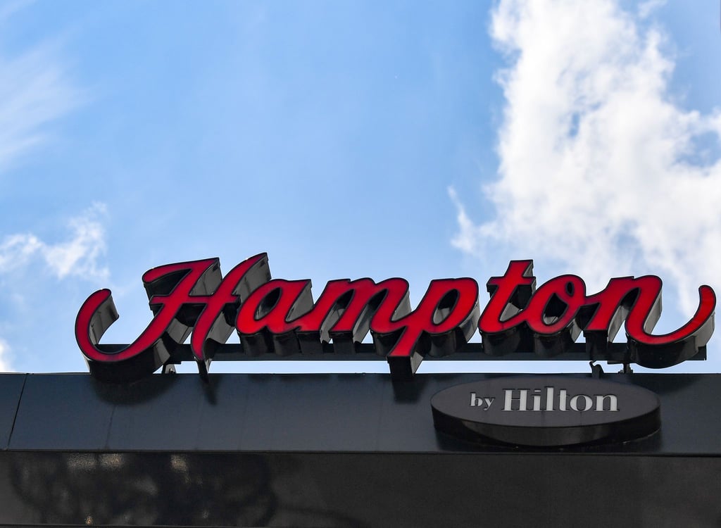 Hampton ist eine der Hotelmarken der Hiltongruppe - der kleine Zusatz „by Hilton“ verrät es.