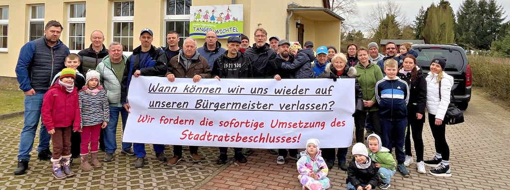 Eltern und Stadträte verschiedener Fraktionen protestieren vor der Kita in Demker.