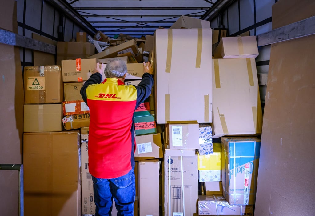 Ein DHL-Paketzentrum im Dezember 2024. Derzeit dürften sich die Paketmassen in so gut wie allen Paketzentren des Logistikers stauen, da es einen Warnstreik gegeben hat.
