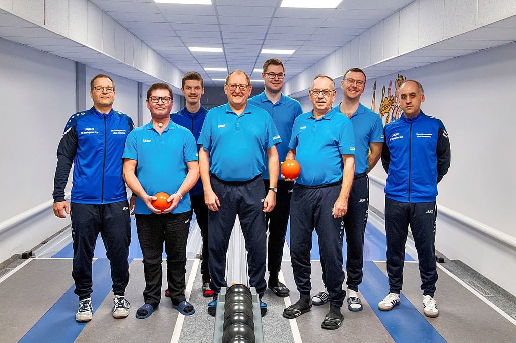 Die erste Vertretung des KSV Blau-Weiß Freyburg mit Thomas Schindler (v.l.), Frank Arnold, Nick Arnold, Helgo Seeck, Martin Litzkow, Dieter Kunath, Sebastian Witt und Marco Wittenbecher ist nun Co-Spitzenreiter der Kreisliga.