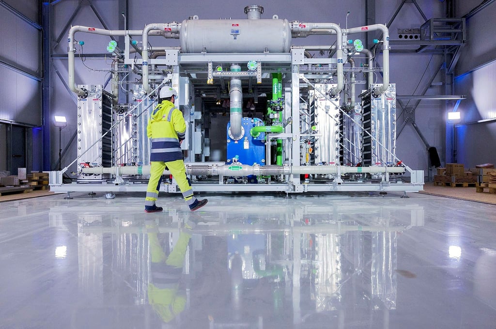 Ein Blick auf einen Elektrolyseur für die Herstellung von grünem Wasserstoff in einem Unternehmen in Nordrhein-Westfalen.