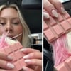 Die Engelshaar-Schokolade ist mit Zuckerwatte gefüllt.