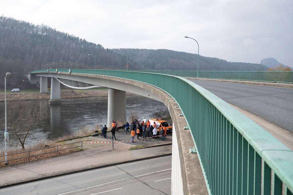 An der Elbbrücke in Bad Schandau laufen die Vorbereitungen für den Belastungsversuch.