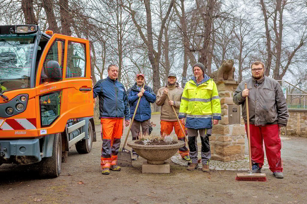Die Gemeinde- und Ziag-Mitarbeiter am Bärengehege im Schlosspark: Jens Fritzsche, Frank Schaller, Christian Herzke, Maik Spindler und Ben Senftleben (v.l.)