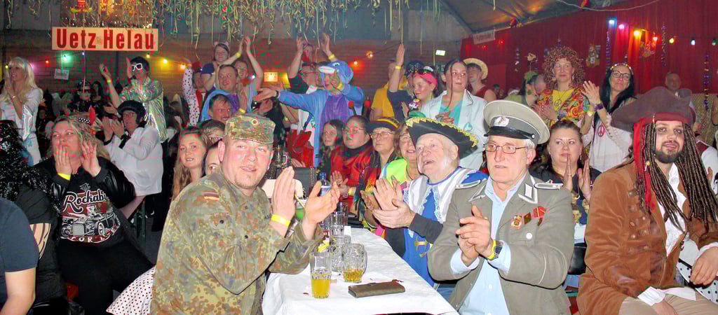Uetz feiert: In der Turnhalle kamen hunderte Gäste zum Karneval zusammen.