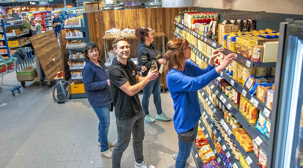 Inhaber Florian Brückner bereitet mit einigen seiner Mitarbeiterinnen die Wiedereröffnung des Marktes am Donnerstag vor.