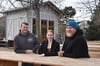 Leonhard Stockhoff (von links), Hannah Schenk und Andreas Helmke bereiten den Saisonstart der Schweizer Milchkuranstalt in Magdeburg vor. Die Mitarbeiter der Open-Air-Gastronomie planen unter anderem Magdeburgs erstes Milch-Fest.