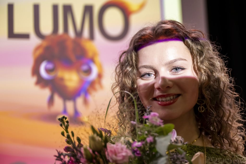 Lynn Brunner, Studentin der Visuellen Kommunikation an der Hochschule für Gestaltung und Kunst Basel, wird mit ihrer Kreation Lumo als Gewinnerin des Wettbewerbs zur Gestaltung des ESC 2025-Maskottchens präsentiert.