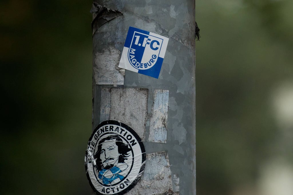 Man findet sie beinah überall, vor allem im nördlichen Teil Sachsen-Anhalts: Aufkleber mit Bezug zum 1. FC Magdeburg. In Köthen ermittelt nun die Polizei.