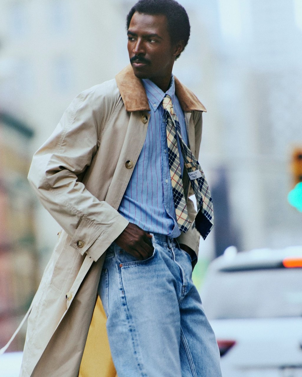 Lässig gestylte Krawatten könnten dieses Jahr ihr Comeback feiern (Mantel ca. 900 Euro, Shirt ca. 200 Euro, Krawatte ca. 100 Euro, Jeans ca. 200 Euro).