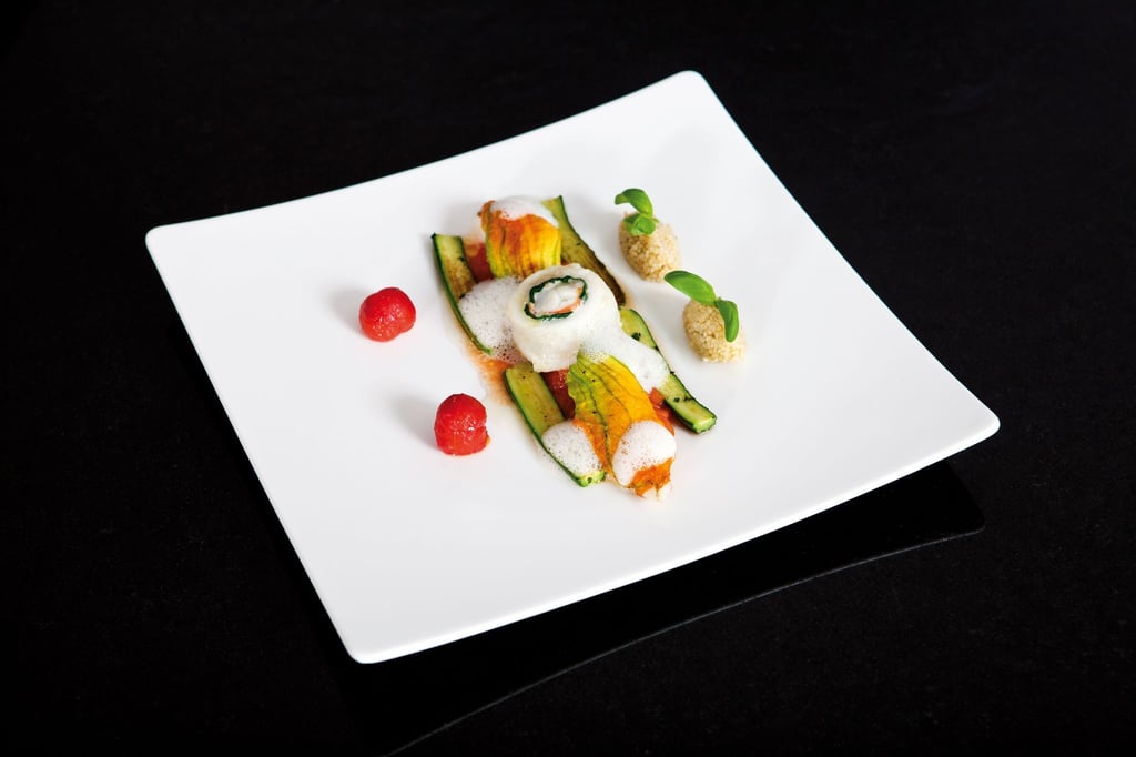 Sternekoch Rolf Straubinger serviert seine weiße Tomatensoße zum Beispiel als Tomatenschaum auf Seezungenstreifen in einer Zucchiniblüte.