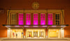 Der Bahnhof leuchtet zum Kurt-Weill-Fest in pink. 