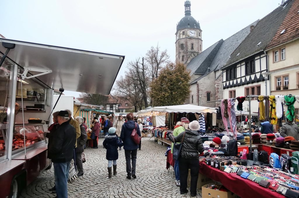 Blick auf den Sangerhäuser Wochenmarkt. Der soll künftig auch samstags stattfinden.