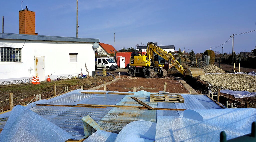 Die Bauarbeiten für das Fundament der Garage für das neue Mannschaftslöschfahrzeug der Freiwilligen Feuerwehr Döllnitz sind im Gange.