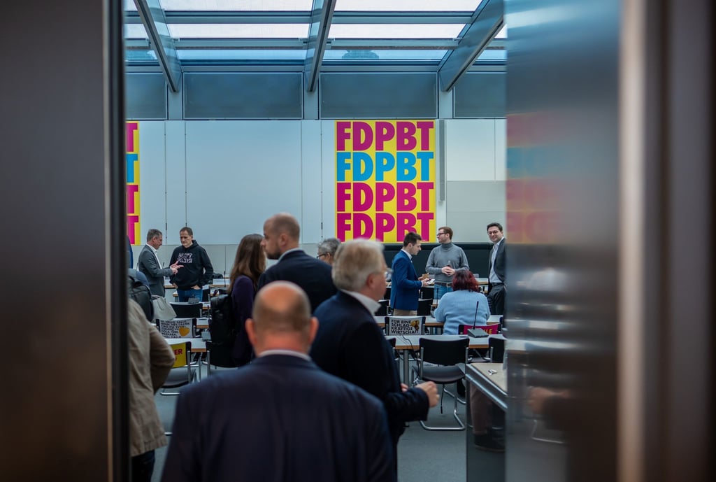 Die Abgeordneten beim Eintreffen zur wohl letzten Sitzung der aus dem Bundestag geflogenen FDP.