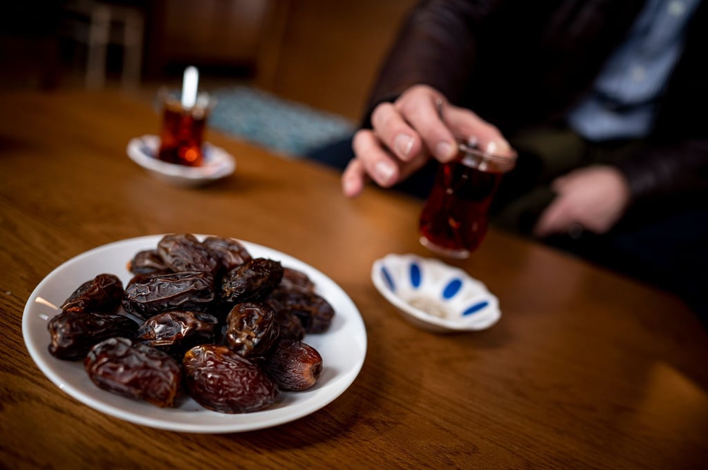 Am 1. März beginnt Ramadan. Für viele Musliminnen und Muslime bedeutet das: nichts essen und nichts trinken zwischen Sonnenauf- und Sonnenuntergang.