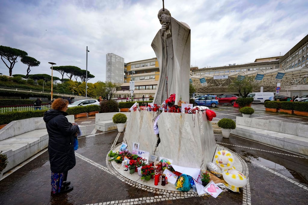Papst Franziskus liegt seit Mitte des Monats im Gemelli-Krankenhaus, wo ein Denkmal an seinen Vorvorgänger Johannes Paul II. erinnert.