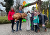 75.000. Besucher der Magischen Lichterwelten:  EVH-Marketingchefin Brita Mischke (v.l.), Zoo-Sprecher Tom Bernheim und Annie Lu vom Team aus China überraschen am Mittwochabend Yannick, Amelie und die Eltern Nicoletta und Eric Geleschus mit einem Präsent. 