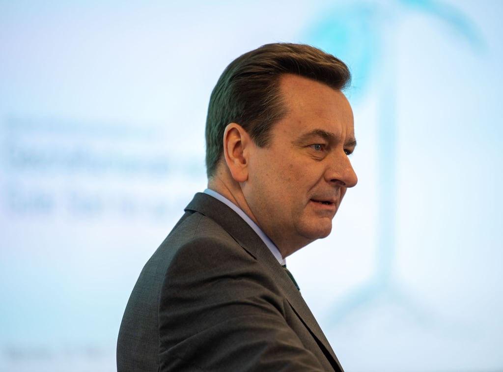 Munich Re Vorstandschef Joachim Wenning. Der Dax-Konzern ist eines der wenigen Unternehmen an der Frankfurter Börse, das derzeit glänzende Geschäfte macht. (Archivbild)