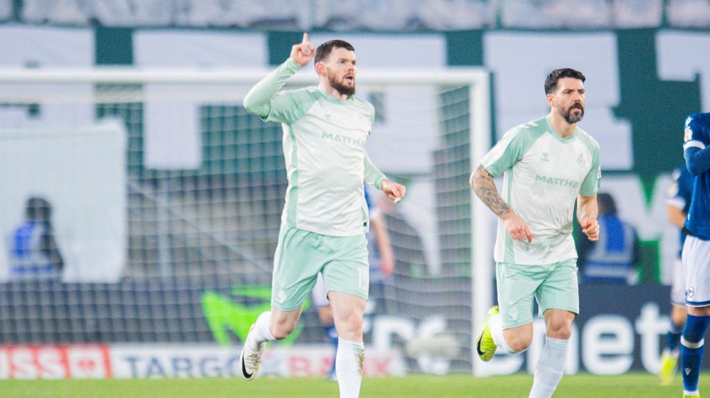 Oliver Burke (l.) trifft für Werder Bremen.