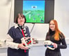 Mechthild Meinike (l.) und Charlotte Städter erklären den Studierenden und Interessierten an der Hochschule Merseburg, wie die VR-Technik funktioniert. 