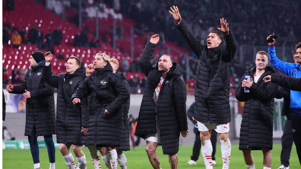 Endlich mal wieder Jubel: RB-Spieler vor der Kurve