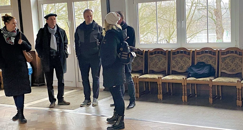 Sie schauten sich das Boothaus Delphin an: Sandra Sambleben, Gösta Zahn, Sven Ellert, Nora Mielchen und Uwe Scholz (von links).