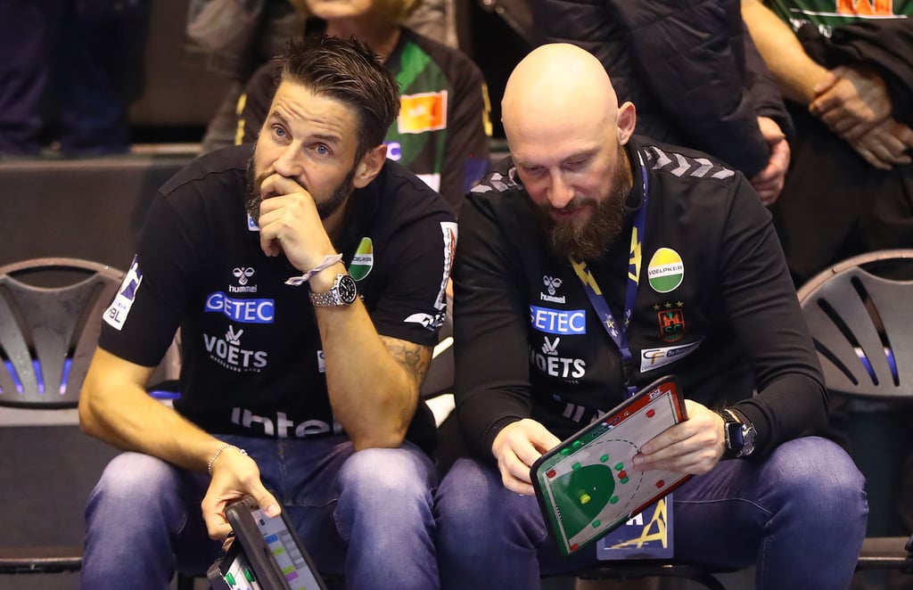 Auf SCM-Coach Bennet Wiegert und sein Assistent Yves Grafenhorst (r.) kommen in der Play-off-Runde der Champions League noch viel Taktik-Arbeit zu.