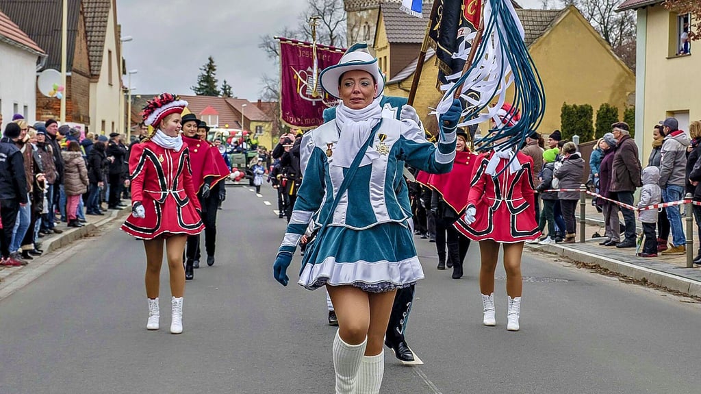 Beim Karnevalsumzug in Trebitz ziehen prächtig geschmückte Wagen und Tanzgruppen durch die Straßen. Auch befreundete Narren sind dabei.