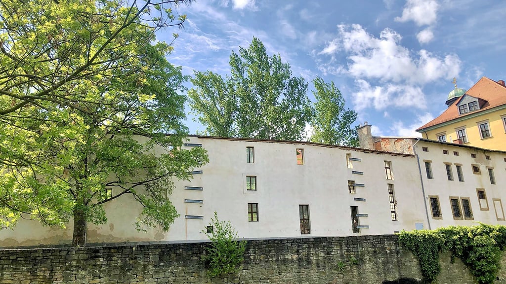 Zum Schlosspark hin, hier eine Aufnahme aus der letzten Saison, steht noch eine Wand des Marstalls.