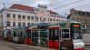 Eine Straßenbahn mit Werbung der Bundeswehr fährt am Zwickauer Rathaus vorbei.