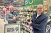 Tommy Makiola und Matthias Kühne in der umfangreichen Bio-Abteilung des Burger Marktkaufes.