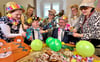 Zur Weiberfastnacht mussten auch die Krawatten von Bernburgs Sozialdezernent Paul Koller (links) und Wirtschaftsdezernent Holger Dittrich dran glauben. 