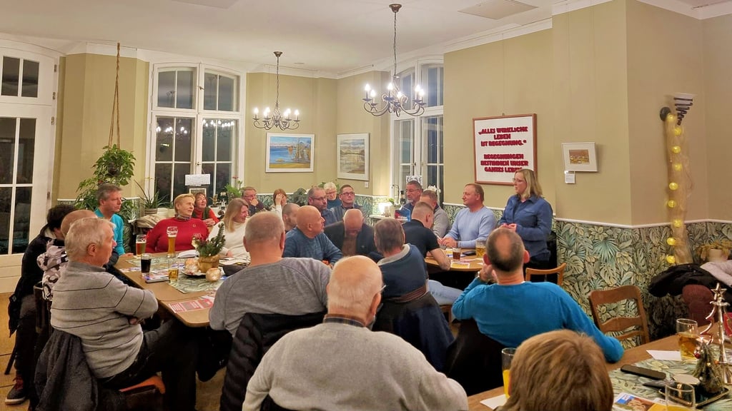 Anne Grünschneder (oben rechts) spricht im „Café der Begegnung“ während des AfD-Bürgerdialogs, damals noch in der Wittenberger Collegienstraße.