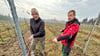 Bei der Installation des  Frost-Stop-Systems  wird Winzer Johannes Zwicker (links) von Uwe  Ensminger unterstützt. Die neue Technik soll die empfinfdlichen Trauben im Frühjahr vor Frost schützen.&nbsp;