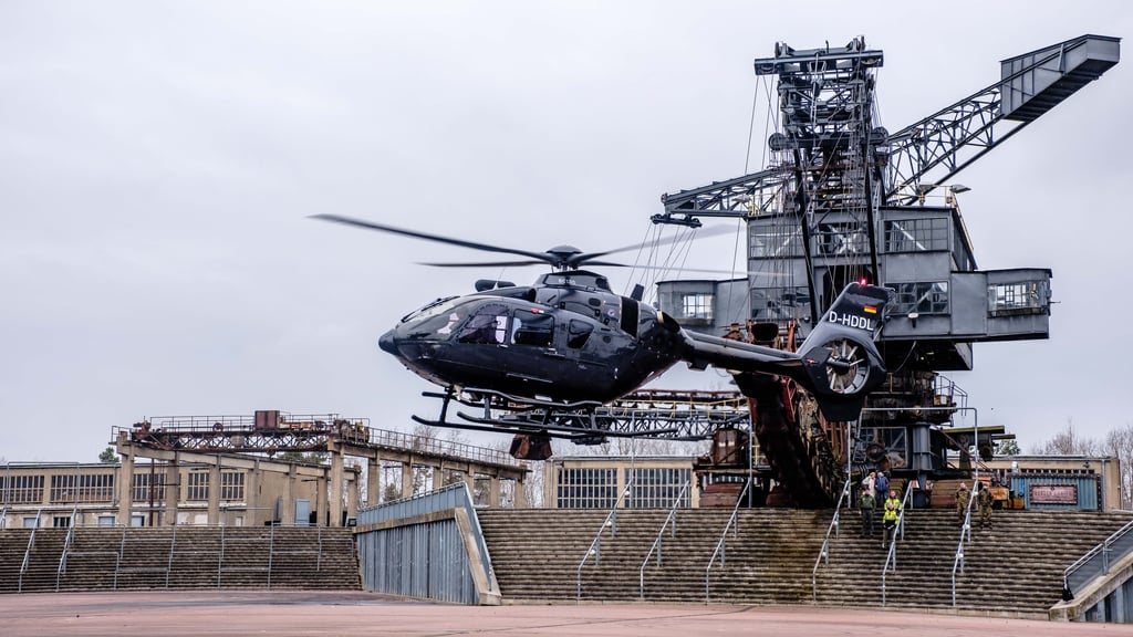Bundeswehr und Wasserwacht proben gemeinsam. Die einen fliegen, die anderen retten.