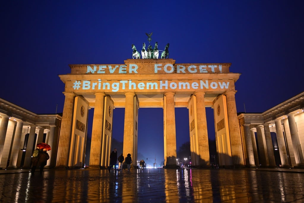 Das Brandenburger Tor wurde als Zeichen der Solidarität mit israelischen Geiseln orange beleuchtet.