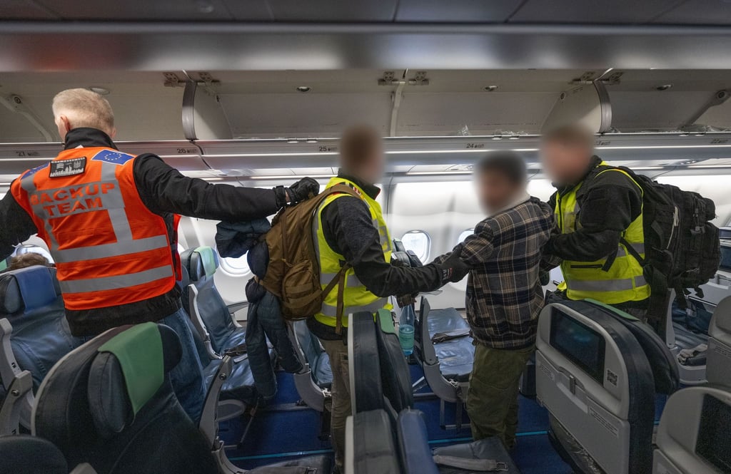 Bei einem Abschiebeflug nach Pakistan waren auch fünf Menschen aus Brandenburg dabei.