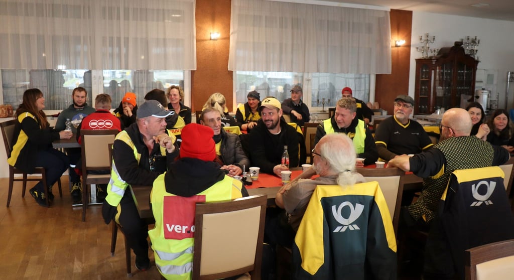 Eine Gruppe von Post-Beschäftigten, die ihre Arbeit niedergelegt hat.