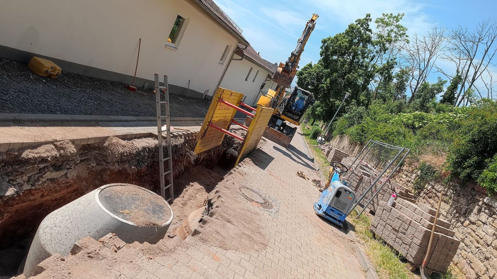 Der Bau von Schmutz- und Regenwasserkanälen, hier ein Archivfoto aus der Schlossstraße in Beyernaumburg, wird immer teurer.