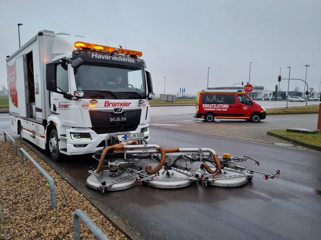 In Burg ist eine lange Ölspur von einem Spezialfahrzeug entfernt worden.