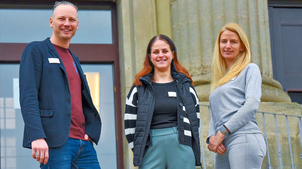 Schulleiter Peter Schmidt, Azubi Tina Lützkendorf (Mitte) und Ivonne Frischkemuth laden Schüler zum Girls’ und Boys’ Day in das Merseburger Carl-von-Basedow Klinikum ein.